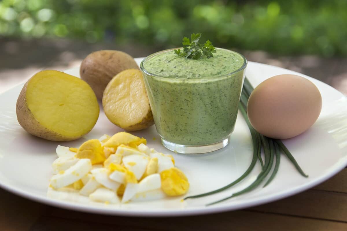 Chervil soup with delicate flavor