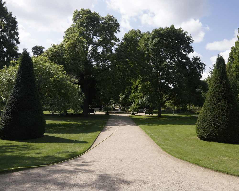 Walking in the Oxford Botanical Garden